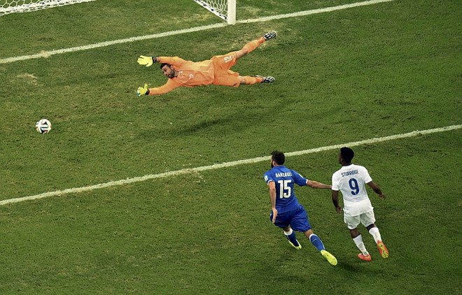 Sirigu pula para fazer defesa no canto. Goleiro foi um dos destaques da partida | 