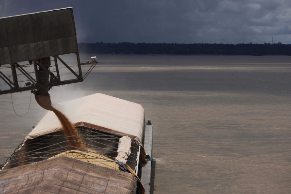 Barcaças com grãos saem de Porto Velho (RO) e seguem para o Amazonas, num percurso que dura quatro dias | Jonathan Campos/ Gazeta Do Povo