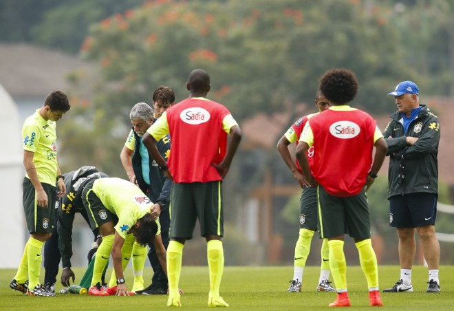 Neymar ficou caído por alguns instantes com dores no tornozelo no treino da seleção brasileira desta segunda-feira (9) |