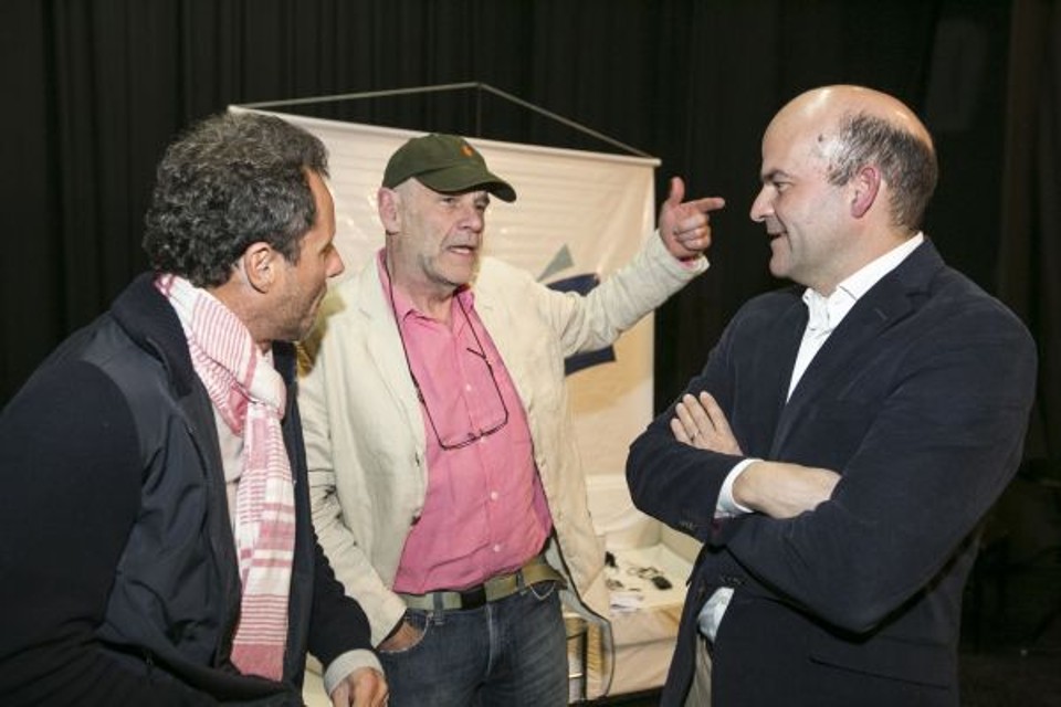O titã Tony Bellotto (de perfil, à esq.) e John Simenon (de boné), filho do escritor belga Georges Simenon, com Marcelo Almeida, criador do Conversa Entre Amigos, programa de incentivo à leitura, que completou dez anos. Os três comandaram o bate-papo com leitores segunda-feira no Teatro Paulo Autran | Diego Pisante