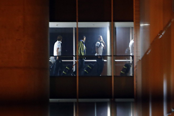 O capitão Thiago Silva olha para a direção em que estavam os torcedores. |