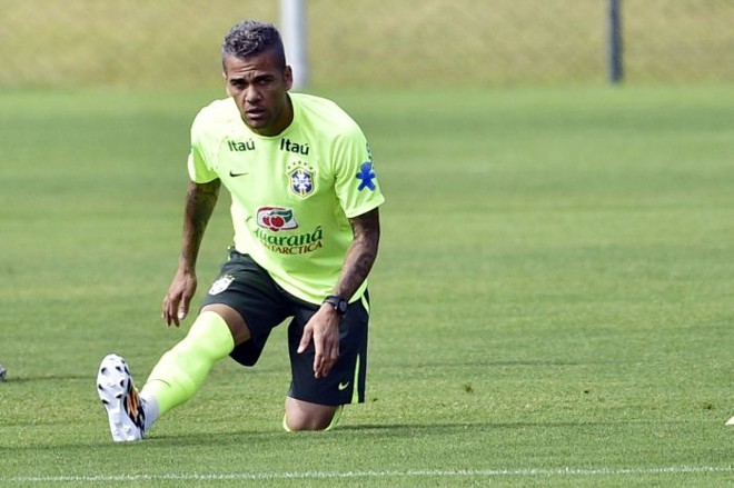 Daniel Alves, de visual novo, treina na Granja Comary |