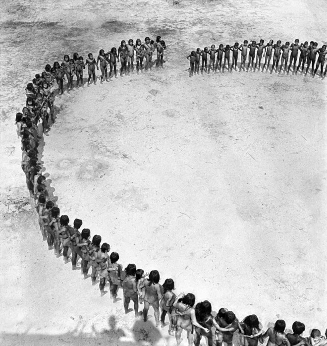 José Medeiros flagrou o ritual de dança da tribo caiapó kuben-kran-ken, em 1957 |