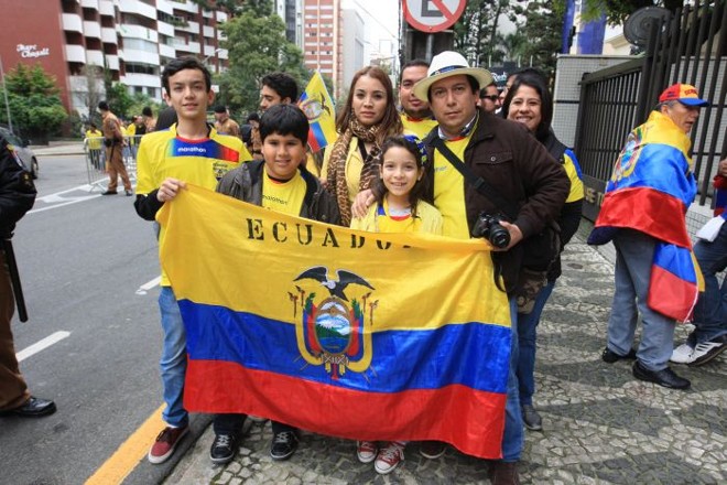 A equatoriana Narella foi com a família recepcionar a sua seleção na chegada ao hotel em Curitiba | 