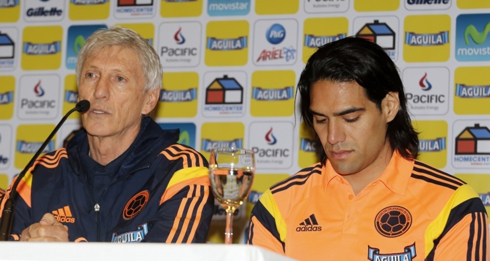 Falcao Garcia (dir.) e o técnico Jose Pekerman anunciam que o astro não se recuperou a tempo de disputar a Copa do Mundo: decepção | Enrique Marcarian/Reuters