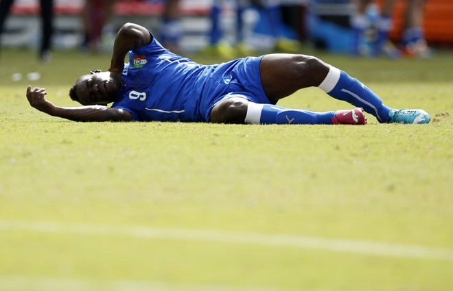 O italiano Balotelli é machucado por Godin e, em seguida, é retirado do campo | 