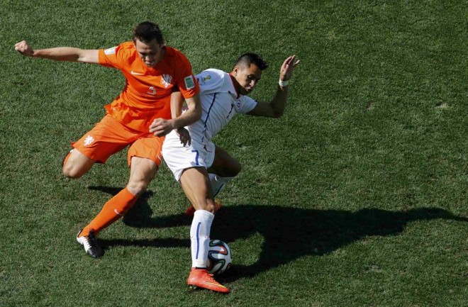O chileno Alexis Sanchez (dir.) tenta escapar da marcação de Stefan de Vrij | 