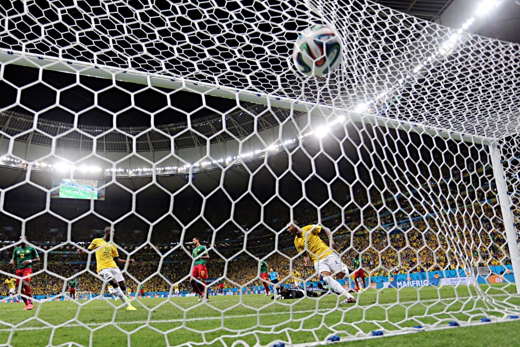 Fernandinho marca o quarto gol do Brasil na vitória sobre Camarões