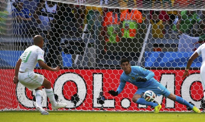 Sofiane Feghouli (esq.), da Seleção Argelina, cobra pênalti e abre o placar no jogo contra a Bélgica |