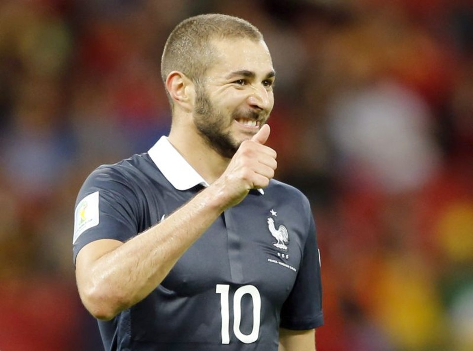 Benzema comemora o primeiro gol do jogo marcado de pênalti | ARMANDO BABANI/EFE