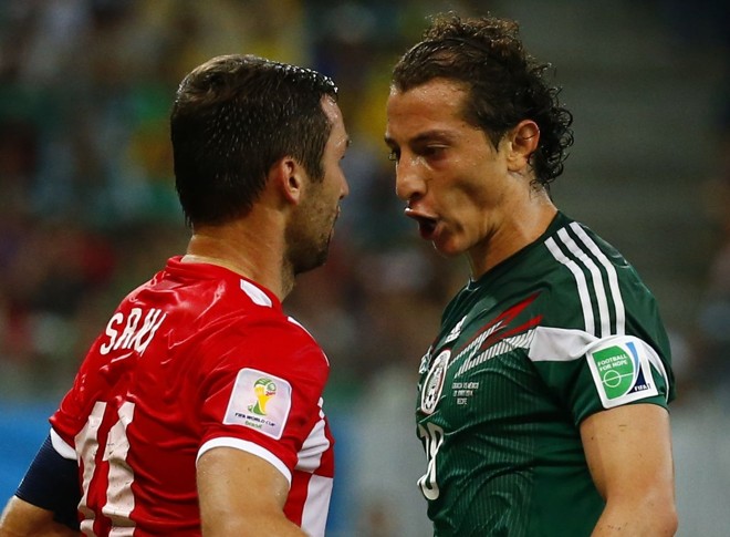 O croata Darijo Srna discute com o mexicano Andres Guardado |