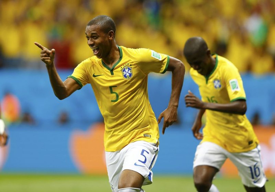 Fernandinho arrumou meio campo e  ainda marcou um gol | Reuters