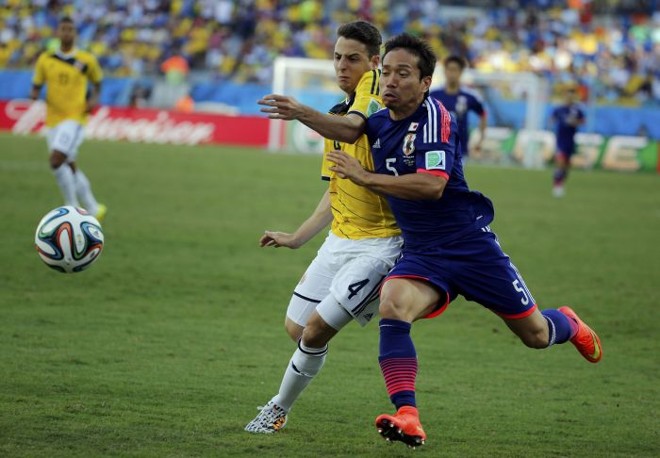 O colombiano Santiago Arias (esq.) briga com Yuto Nagatomo pela posse de bola |