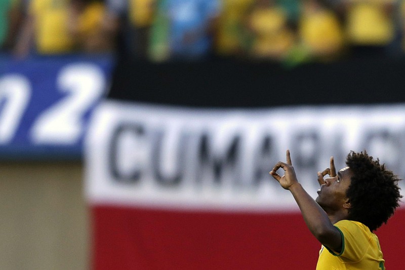 Willian disputa posição no time titular do Brasil com Oscar, companheiro de Chelsea | Ricardo Moraes / Reuters