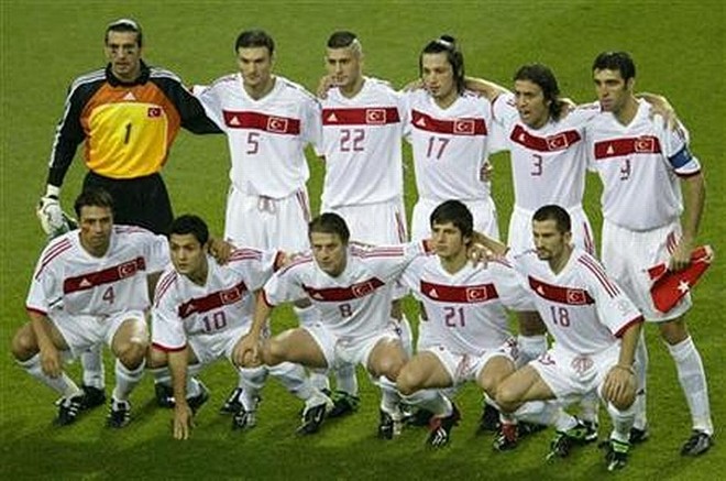 Turquia  2002:Quando vendeu caro a derrota para o Brasil na estreia da Copa de 2002 por 2 a 1, poucos imaginavam que a Turquia fosse chegar tão longe. E o time de um apagado Hakan Sükür, mas de inspirados Hasan Sas, Emre Belozoglu e Ümit Davala, passou de fase, empilhou o dono da casa Japão e a surpresa Senegal até cair nas semifinais para o Brasil. De bônus, conquistou o terceiro lugar contra os outros donos da casa, a Coreia do Sul. | 
