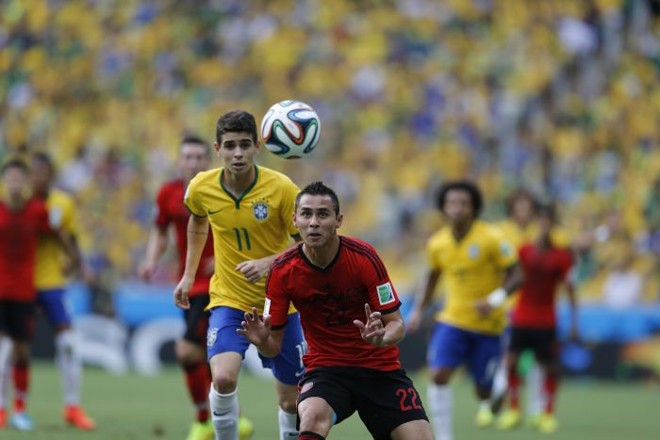 Aguilar afasta jogada de Oscar |