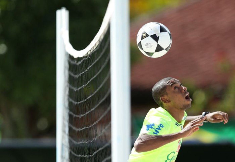 Fernandinho joga futvôlei no treino da seleção na Granja Comary nesta sexta | Mowa Press