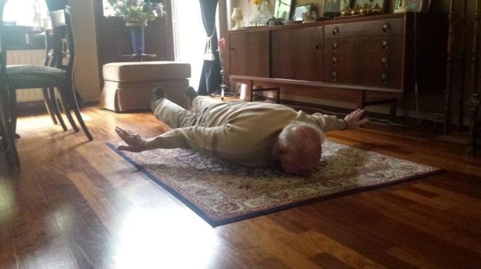 Avô de Van Persi, Wan Ras, de 93 anos, imitou o gol de peixinho do neto na sala de casa | Reprodução Twitter