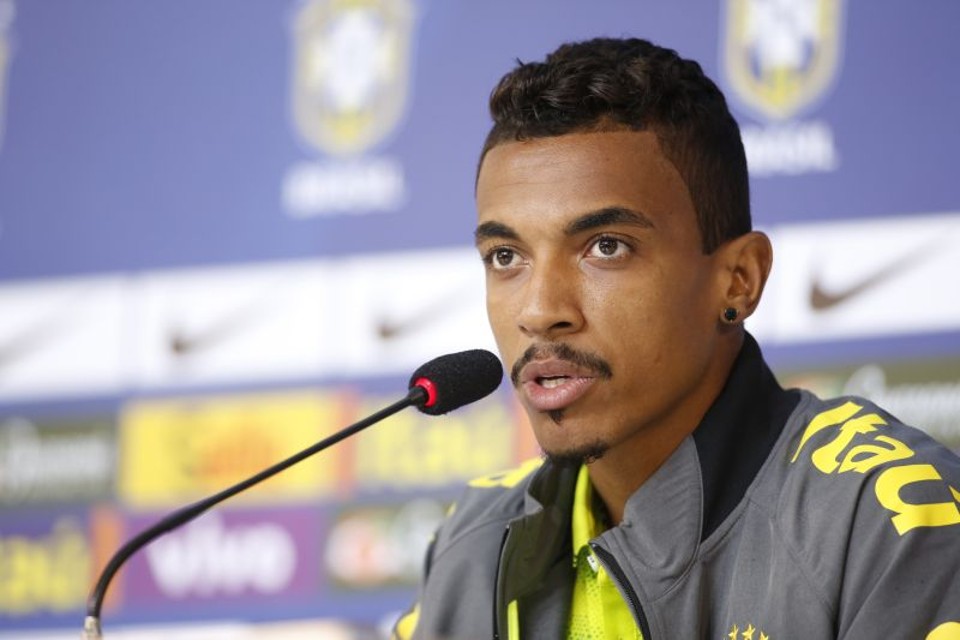 Para Luiz Gustavo, a sua timidez lhe ajuda a evitar ser alvo das brincadeiras dos colegas da seleção | Hugo Harada / Gazeta do Povo