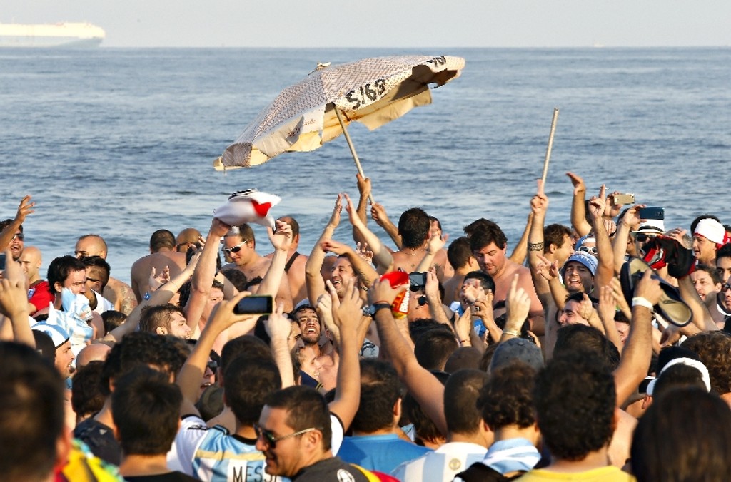 Sempre animados, argentinos são a maioria na orla de Copacabana