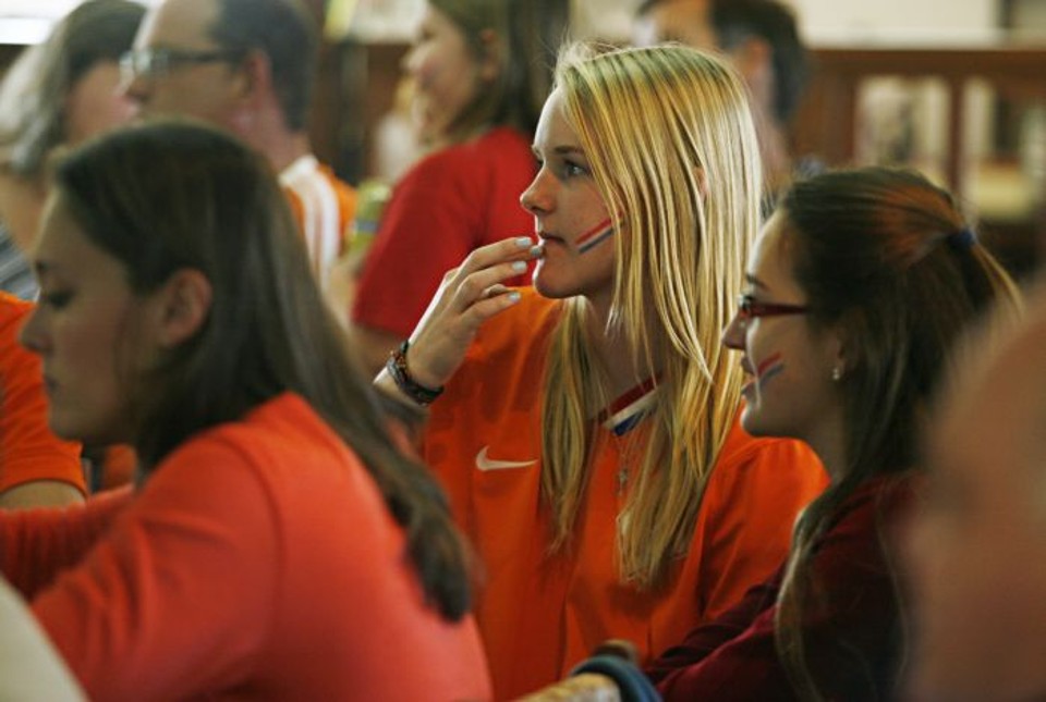 Torcedora acompanha jogo da Holanda contra a Austrália em Carambeí | Josué Teixeira / Gazeta do Povo