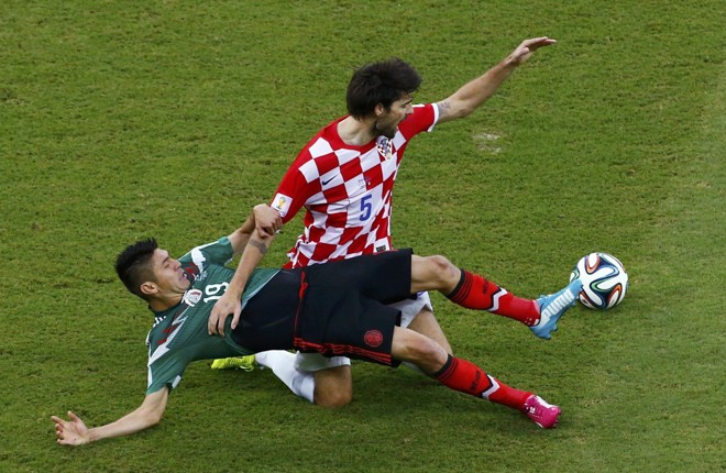 O croata Corluka reclama de falta do atacante mexicano Peralta |