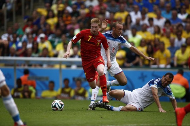 Belga De Bruyne tenta fugir da marcação dos russos |