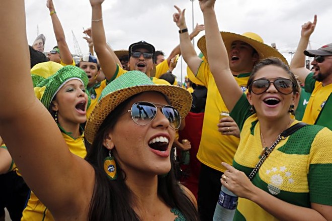 Torcedores cantam antes de entrar no Castelão, estádio que foi o primeiro a ficar pronto para a Copa |