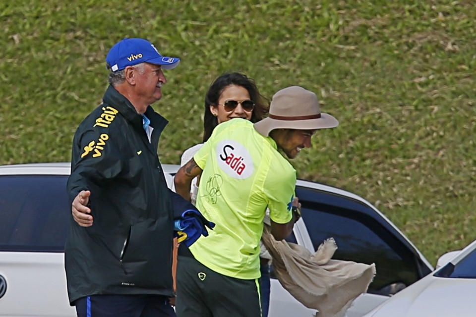 Fora, a global Bruna Marquezine namora Neymar, dentro da Granja, sob o olhar de Felipão | Albari Rosa, enviado especial/ Gazeta do Povo