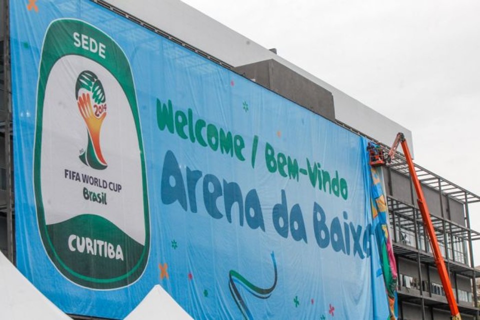 Banner da Copa instalado na frente da Arena da Baixada | Daniel Castellano / Gazeta do Povo