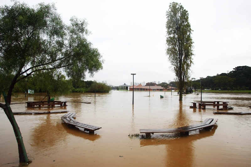 Parque Barigui alagado, como boa parte da cidade | André Rodrigues/ Gazeta do Povo