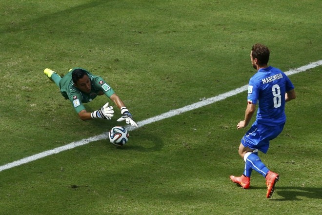 O goleiro da Costa Rica, Keilor Navas, defende tentativa de gol feita pelo italiano Claudio Marchisio (dir.) | 