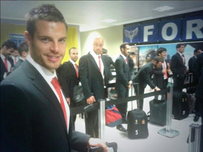Lateral Azpilicueta e outros jogadores no desembarque da Espanha no Afonso Pena |