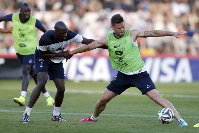 O atacante francês Giroud (de verde) teve uma contratura, mas deve participar do treino desta quinta | REUTERS / Charles Platiau