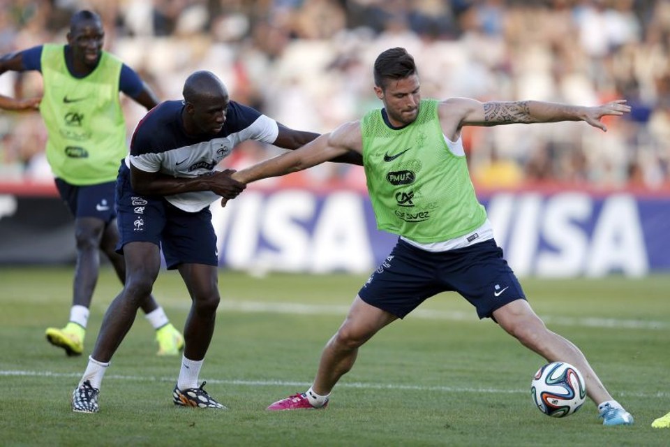 O atacante francês Giroud (de verde) teve uma contratura, mas deve participar do treino desta quinta | REUTERS / Charles Platiau