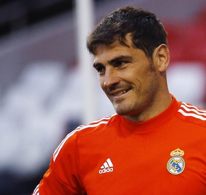 Iker Casillas (Espanha)- O goleiro da Roja tem tanto carisma com as fãs que muitas já perdoaram o beijo ao vivo que ele deu na então namorada  hoje, esposa  repórter da tevê espanhola Sara Carbonero ao ganhar o título da Copa de 2010. Mas que não se repita no Brasil. | 
