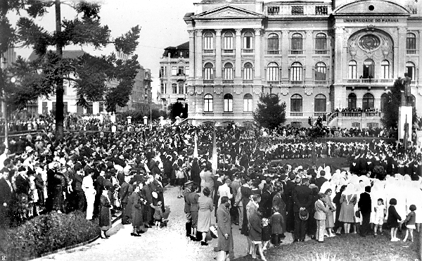 Fotografia de uma festividade cívico-religiosa na frente da Universidade do Paraná, na década de 1940 | Acervo Cid Destefani