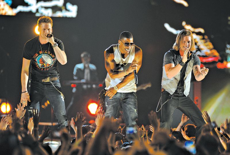 O rapper Nelly, ao centro, juntou-se a Brian Kelley, à esquerda, e Tyler Hubbard, do Florida Georgia Line, em Las Vegas | Al Powers/Invision, via Associated Press