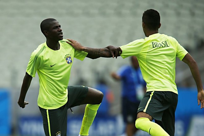 Com Hulk machucado, Ramires (esq.) deve ganhar uma chance na partida desta tarde em Fortaleza | 
