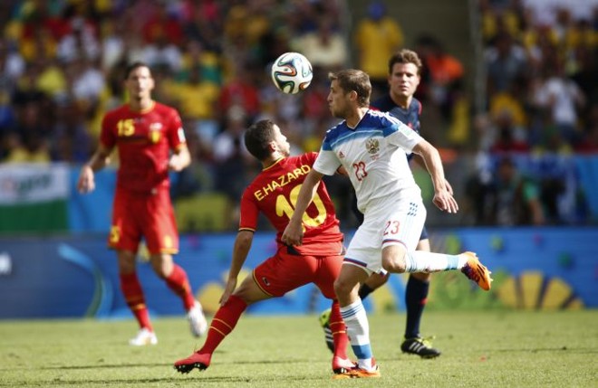 Belga Hazard e russo Kombarov disputam a bola no Maracanã |