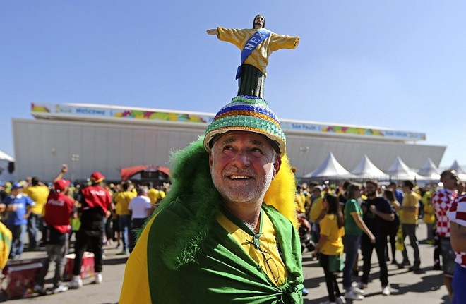 Torcedor chega à Arena Corinthians com o Cristo Redentor na cabeça |