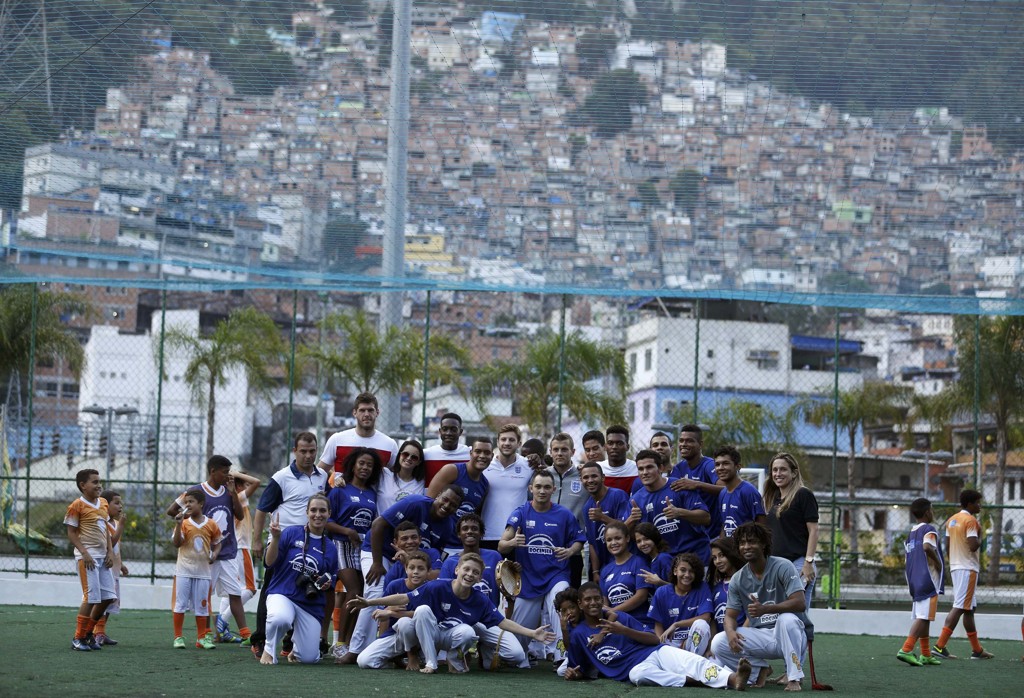Foster, Welbeck, Sturridge, Wilshere e Lallana visitaram o complexo esportivo da favela da Rocinha, na zona sul do Rio