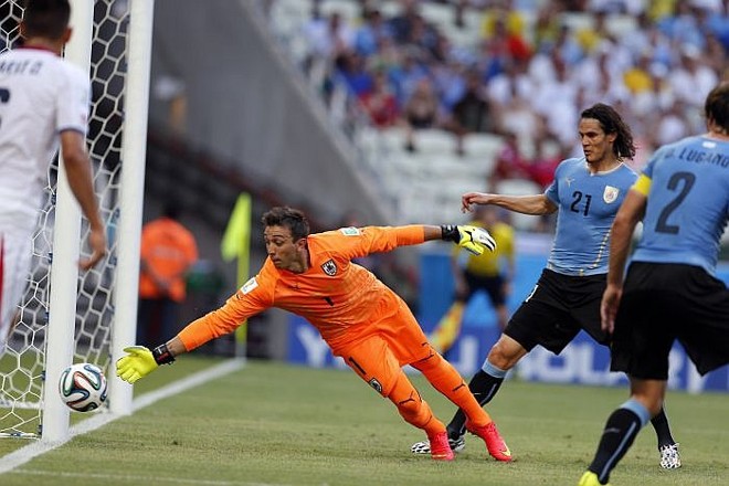 Muslera defende cabeçada no campo: Costa Rica encurralou Uruguai no 2.º tempo |