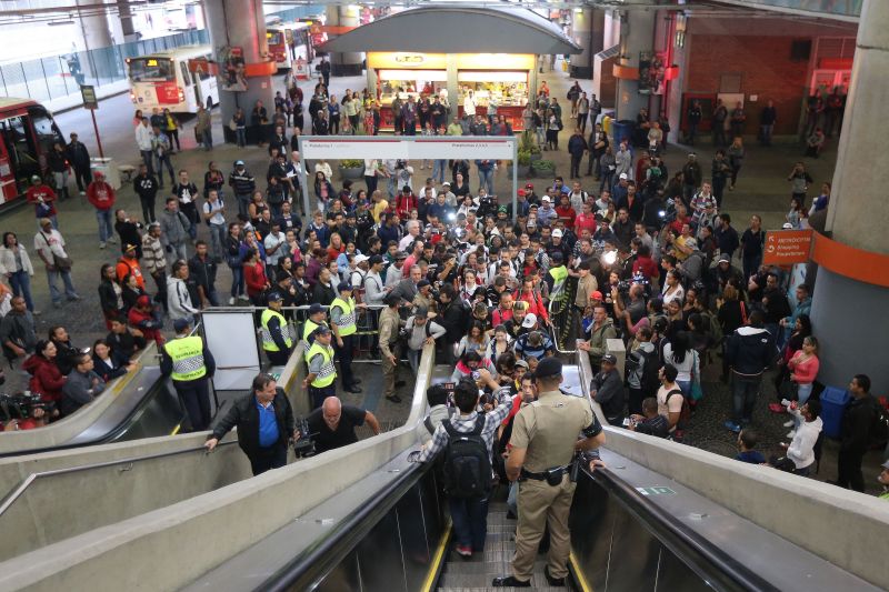 Polícia Ferroviária isola escada rolante que dá acesso a entrada para as plataformas da CPTM, na estação Itaquera | Rivaldo Gomes - Folhapress