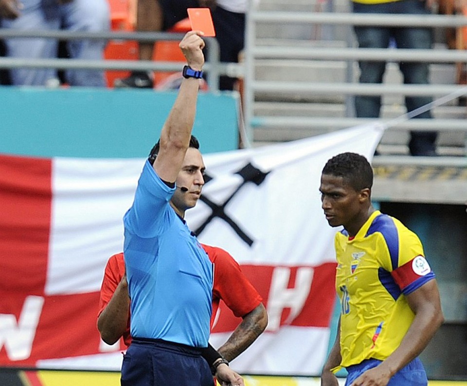 Valencia, do Equador, e Sterling, da Inglaterra (atrás do árbitro), são expulsos após briga em amistoso: inglês deu entrada dura e equatoriano reagiu esganando o adversário | EFE