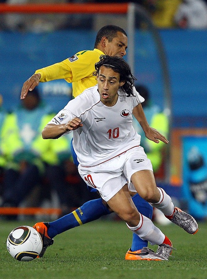 2010: Brasil 3 x 0 Chile.O Brasil teve facilidade para despachar o Chile mais uma vez nas oitavas de final. Jogando no Ellis Park, em Joanesburgo, o Brasil abriu o placar no primeiro tempo com o zagueiro Juan, aos 35 minutos, e com o atacante Luís Fabiano, aos 38. Sobrou para Robinho, que tem fama de carrasco chileno, fechar o placar, aos 14 minutos do segundo tempo. | 