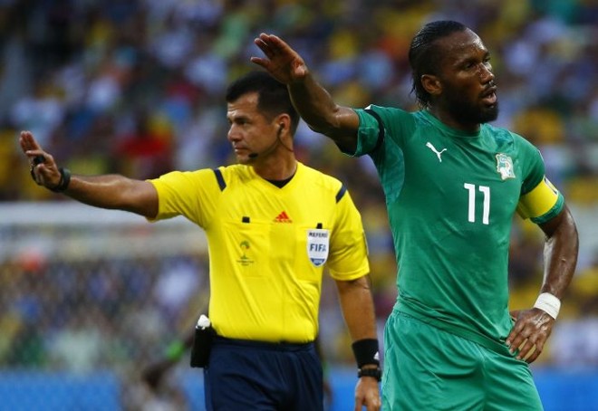 Drogba e árbitro Carlos Vera gesticulam durante partida contra a Grécia | 