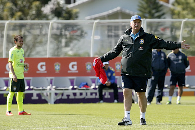 Após contra-ataque dos reservas, Scolari apitou final do treino: "Não gostei nada", disse. | Hugo Harada, enviado especial/ Gazeta do Povo