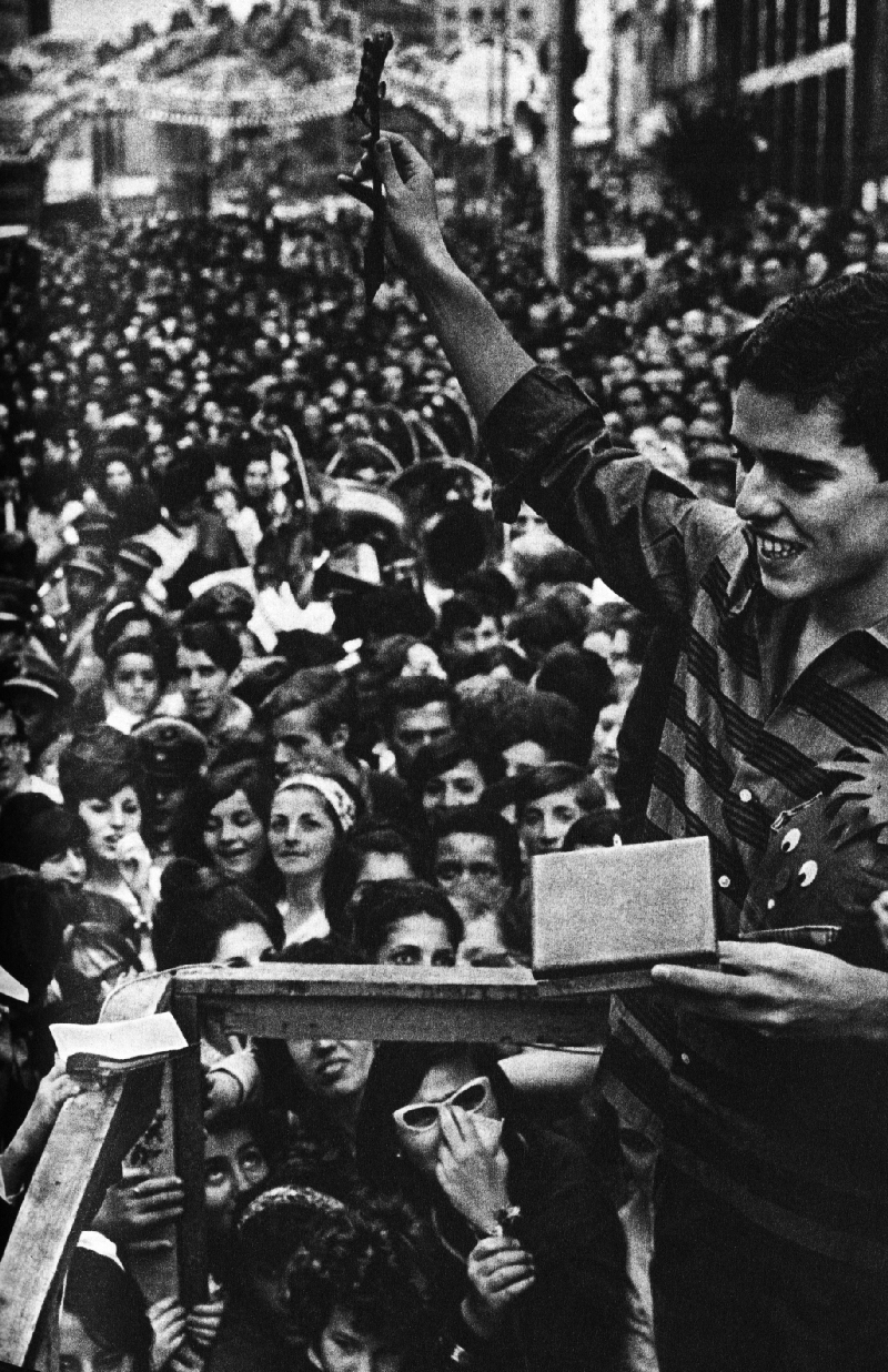 Reprodução de foto da revista Manchete, que mostra Chico Buarque cercado pelos fãs na Rua Marechal Deodoro, no Centro da capital paranaense | Reprodução