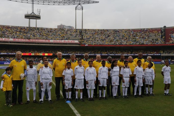 Campeões mundiais de 58, 62, 70, 94 e 2002 foram homenageados antes do amistoso com a Sérvia |